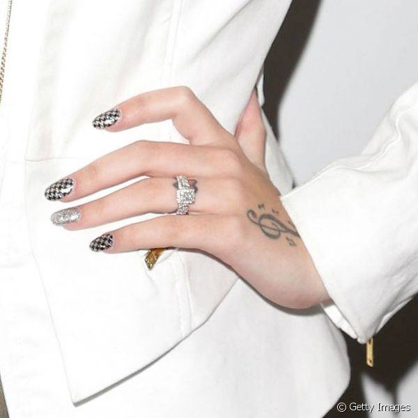 No evento 5 Towers Black Friday Concert, Cher usou nail art com estampa pied-de-poule